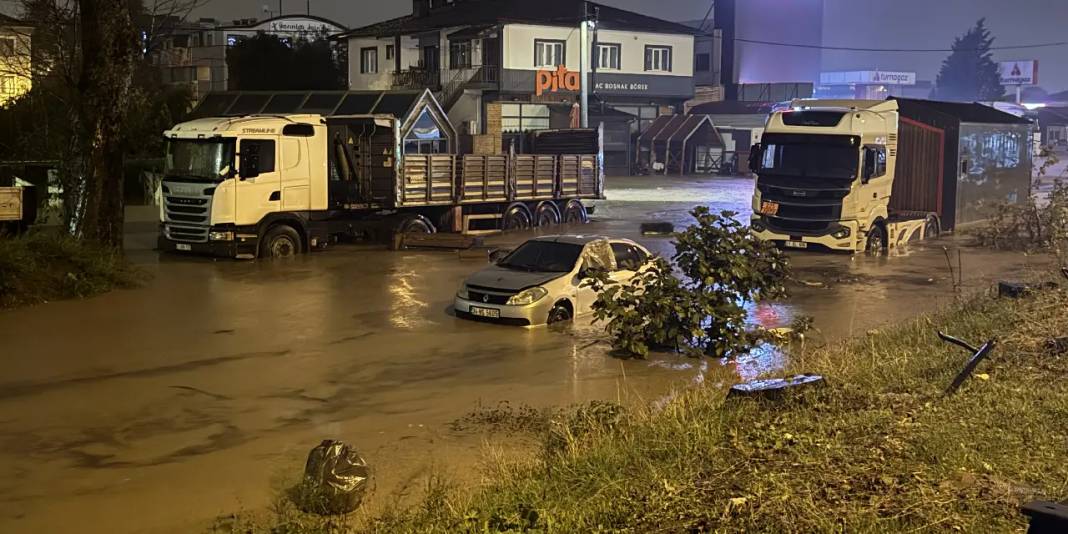 Türkiye adeta sele teslim oldu: Bölgelerden son durum ve ilk kareler 3